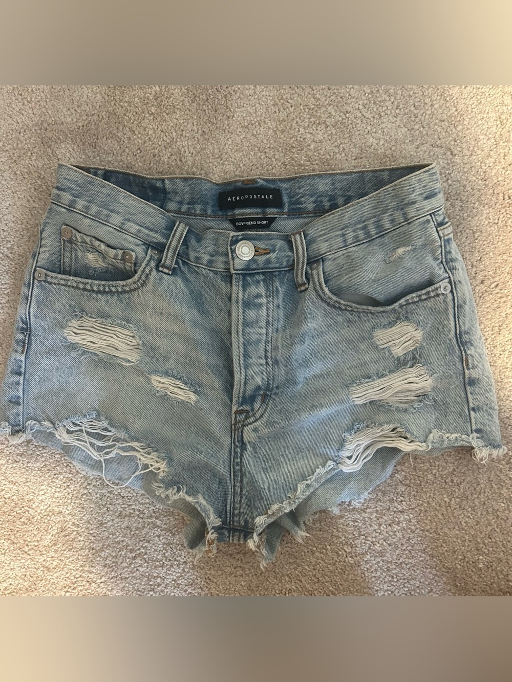 Aeropostale light wash boyfriend jean short size 4